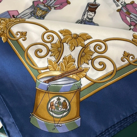V&A Museum NWT The Lindner Toy Catalogue "Soldiers and Drums" 100% Silk Scarf - Picture 11 of 11